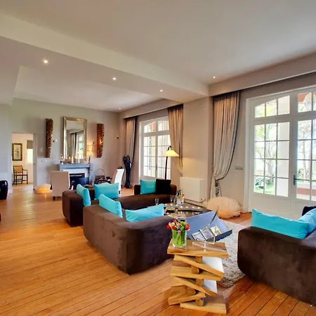 Taussat-les-bains Sleeps 16 Pool Air Con Wifi * Taussat-les-Bains